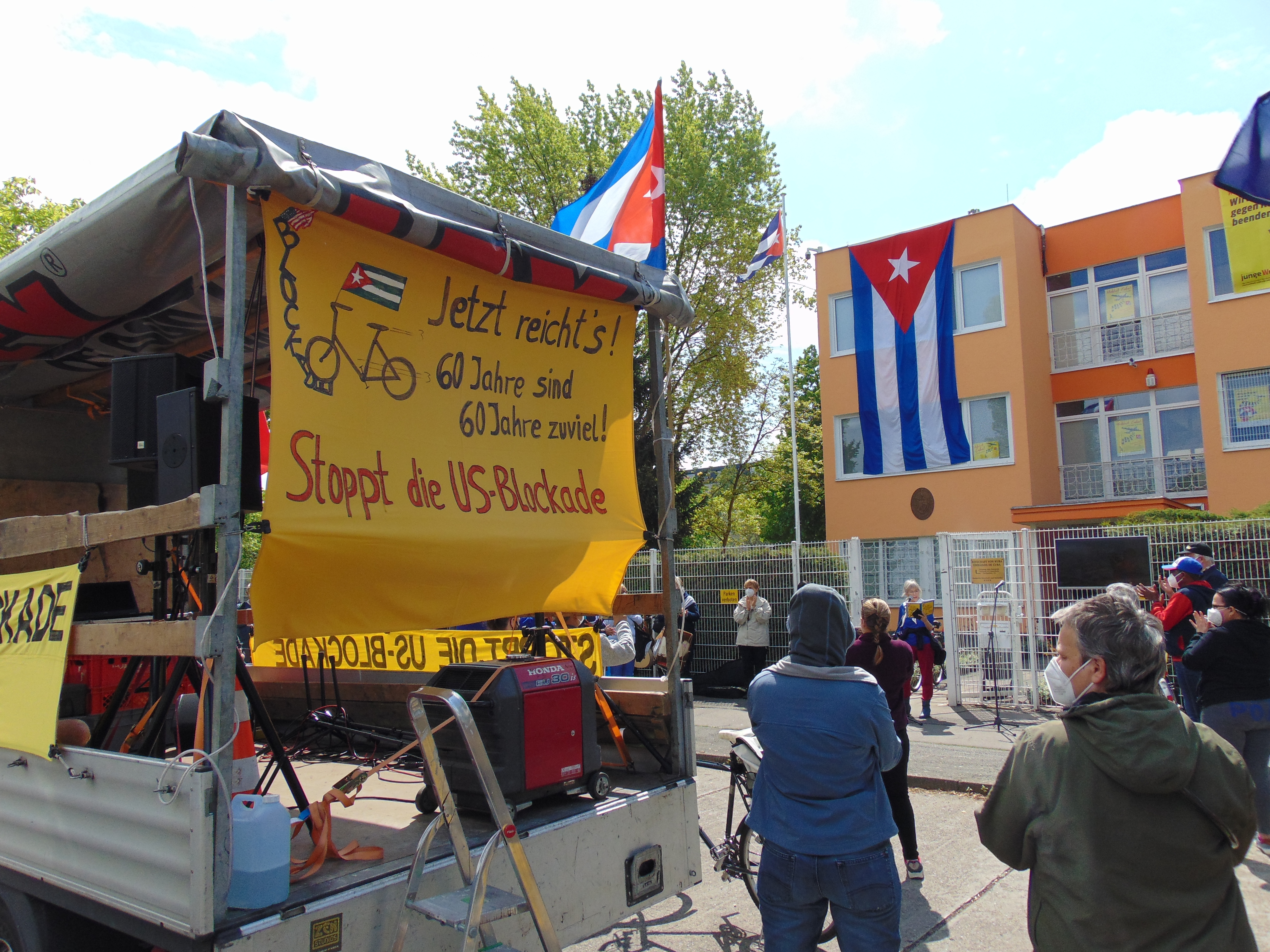 Demo-Auftakt vor der kubanischen Botschaft