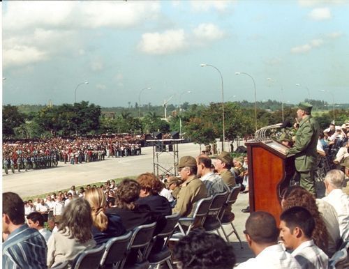 Fidel Castro am Mausoleum in Santa Clara