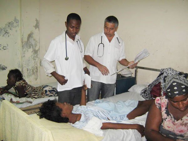 Kubanische &Auml;rzte im Einsatz, nach dem Erdbeben in Haiti Januar/Februar 2010