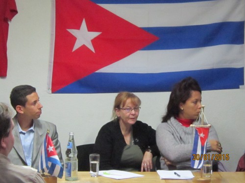 Gladys Ayllón und Maikel Veloz vom kubanischen Institut für Völkerfreundschaft (ICAP)