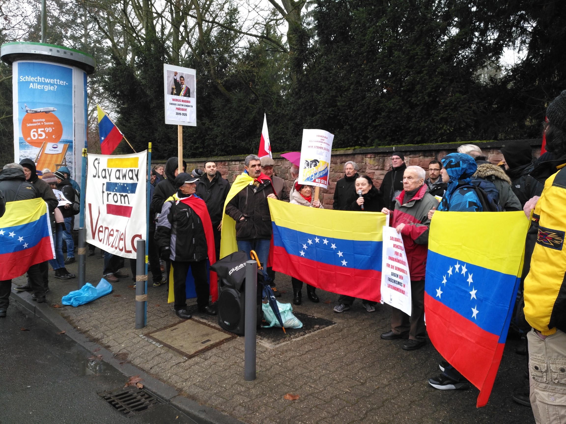 Hände Weg von Venezuela, 2. Februar 2019 vor dem US-Konsulat Frankfurt
