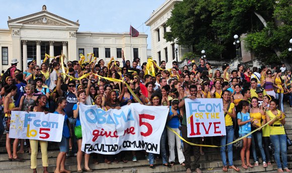 Kundgebung vor der Uni in Havanna