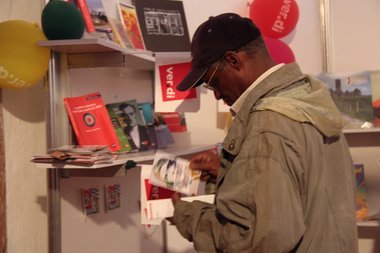 Am Stand des Berliner Büros Buchmesse Havanna