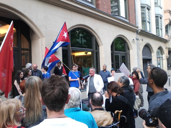 Harri Grünberg, Vorsitzender des Netzwerk Cuba e.V., spricht auf der Demo vor dem Instituto Cervantes