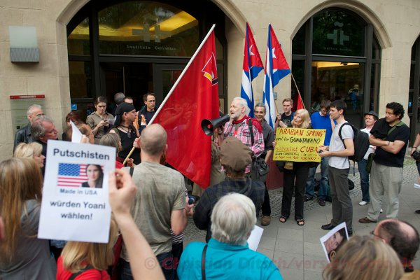Protest. Kuba-Soligruppen begrüßen Bloggerin Yoani Sánchez in Berlin