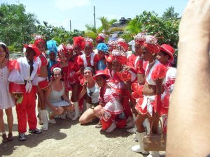 Tanzgruppe mit Kindern im Camapmento
