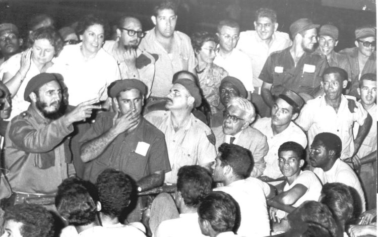 Fidel Castro diskutiert mit S&ouml;ldnern 1961