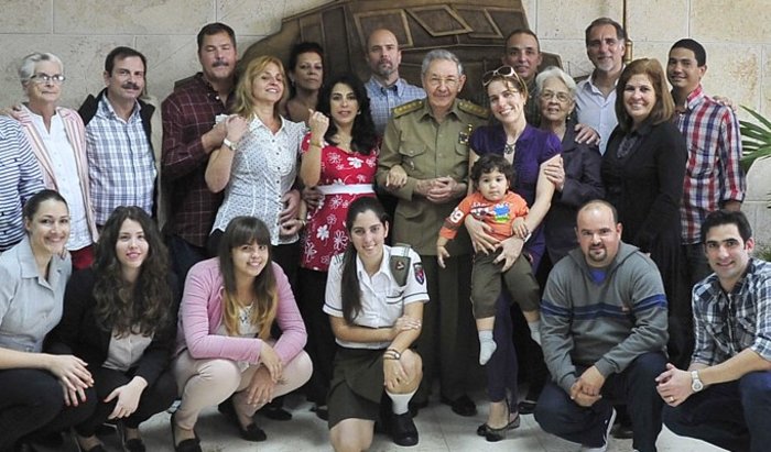 Gruppenbild mit Präsident: Kubas Staatschef Raúl Castro (M.), die »Cuban 5« und deren Familienangehörige am Mittwoch in Havanna