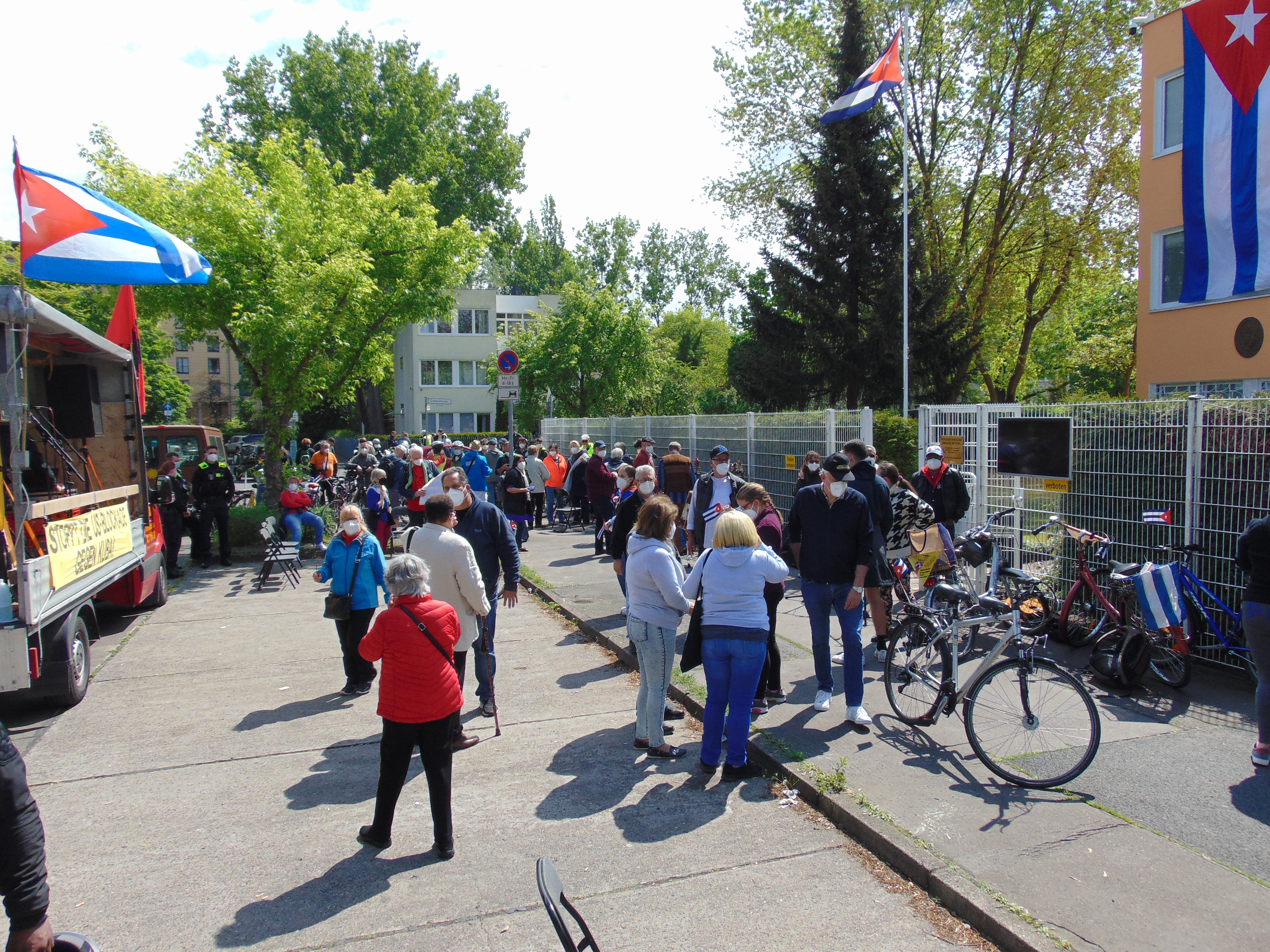 Demo-Auftakt vor der kubanischen Botschaft