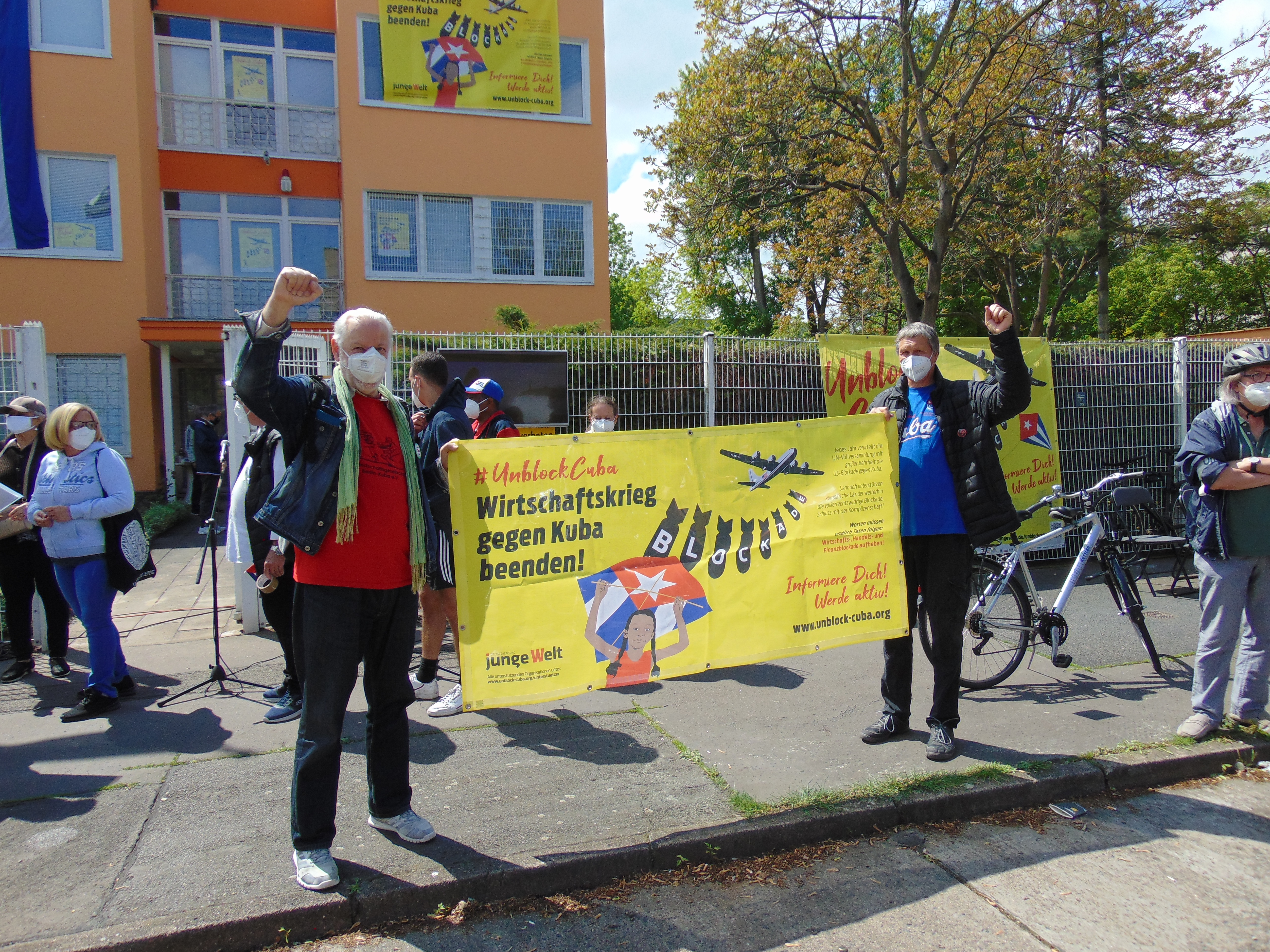 Demo-Auftakt vor der kubanischen Botschaft