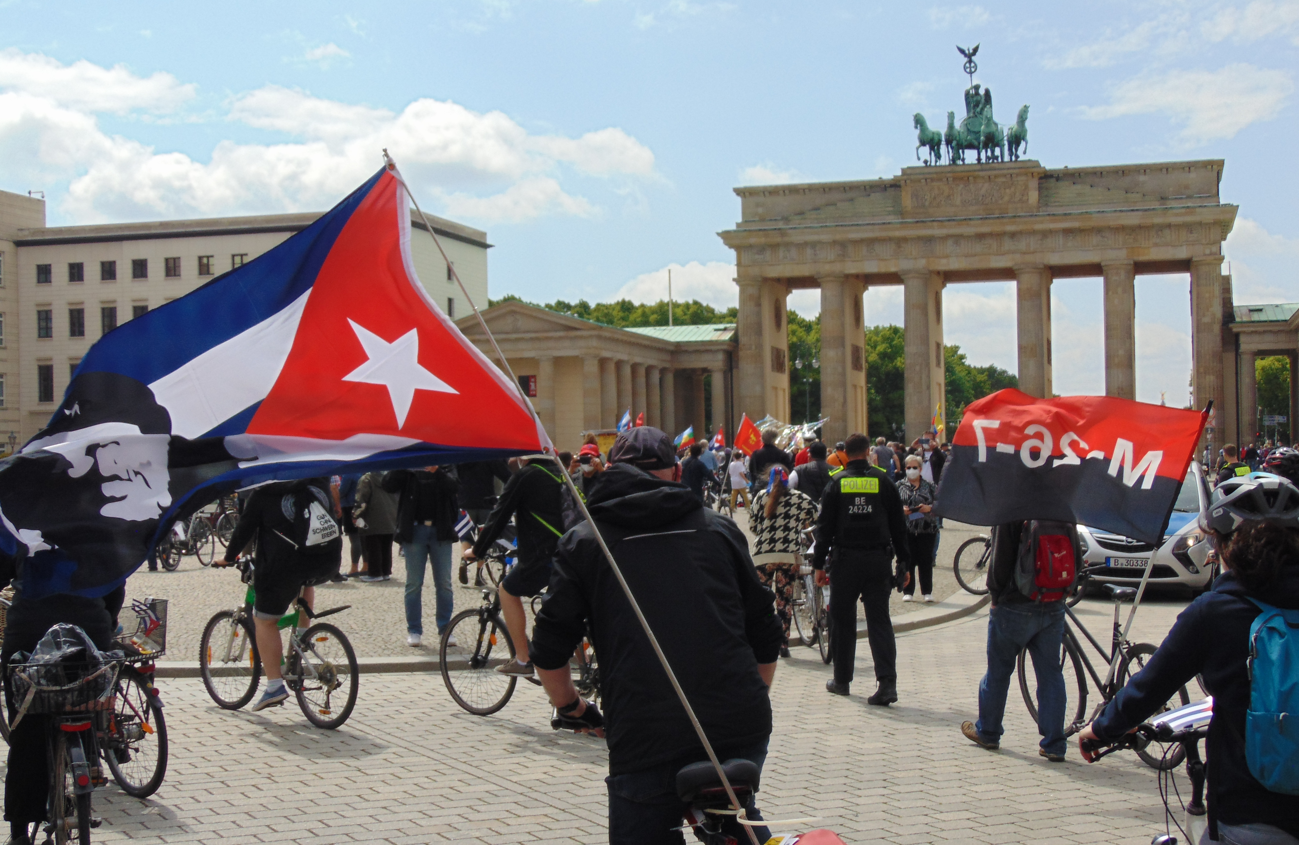 Unblockcuba-Fahrraddemo am Brandenburger Tor