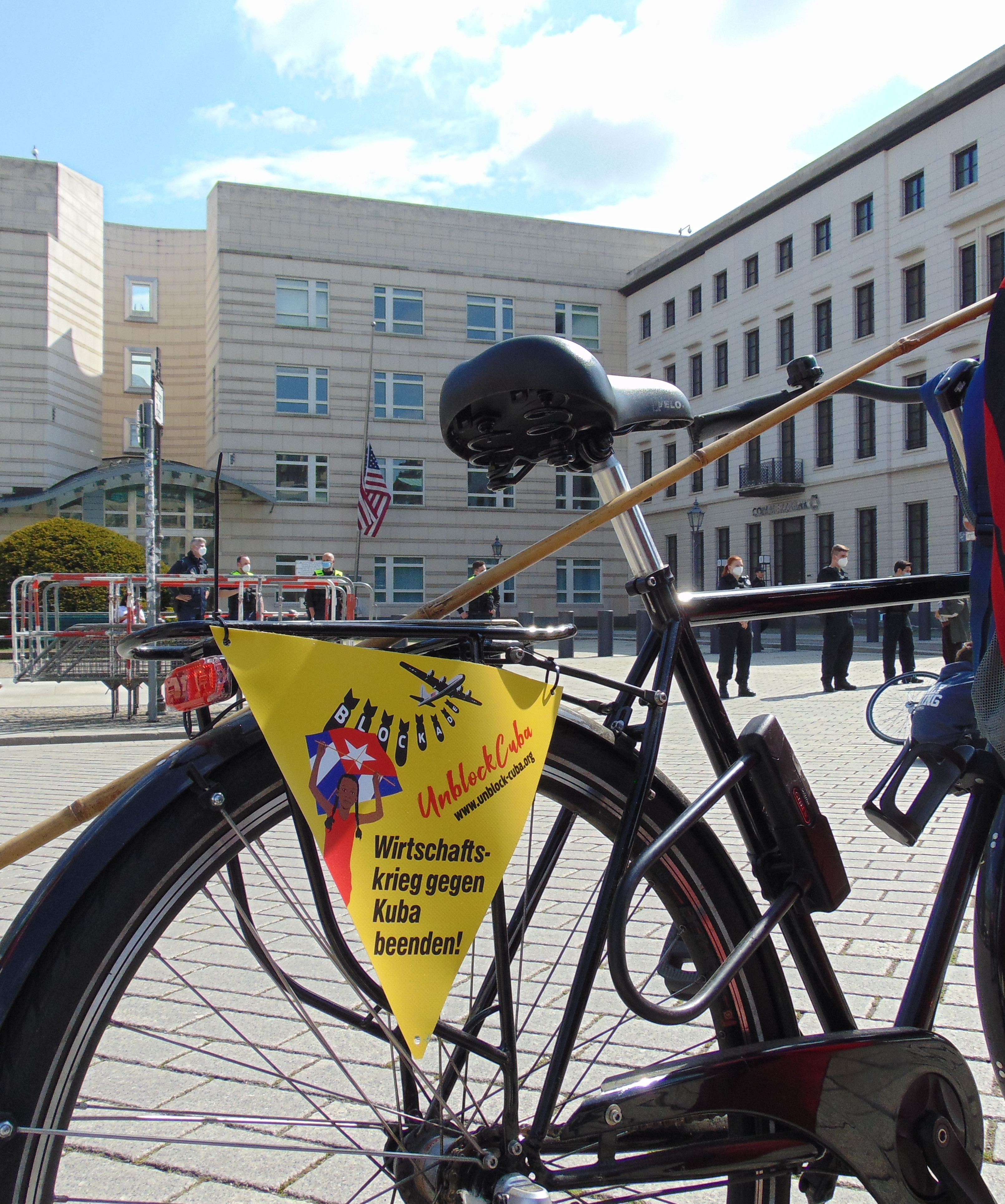 Unblockcuba-Fahrraddemo am Brandenburger Tor