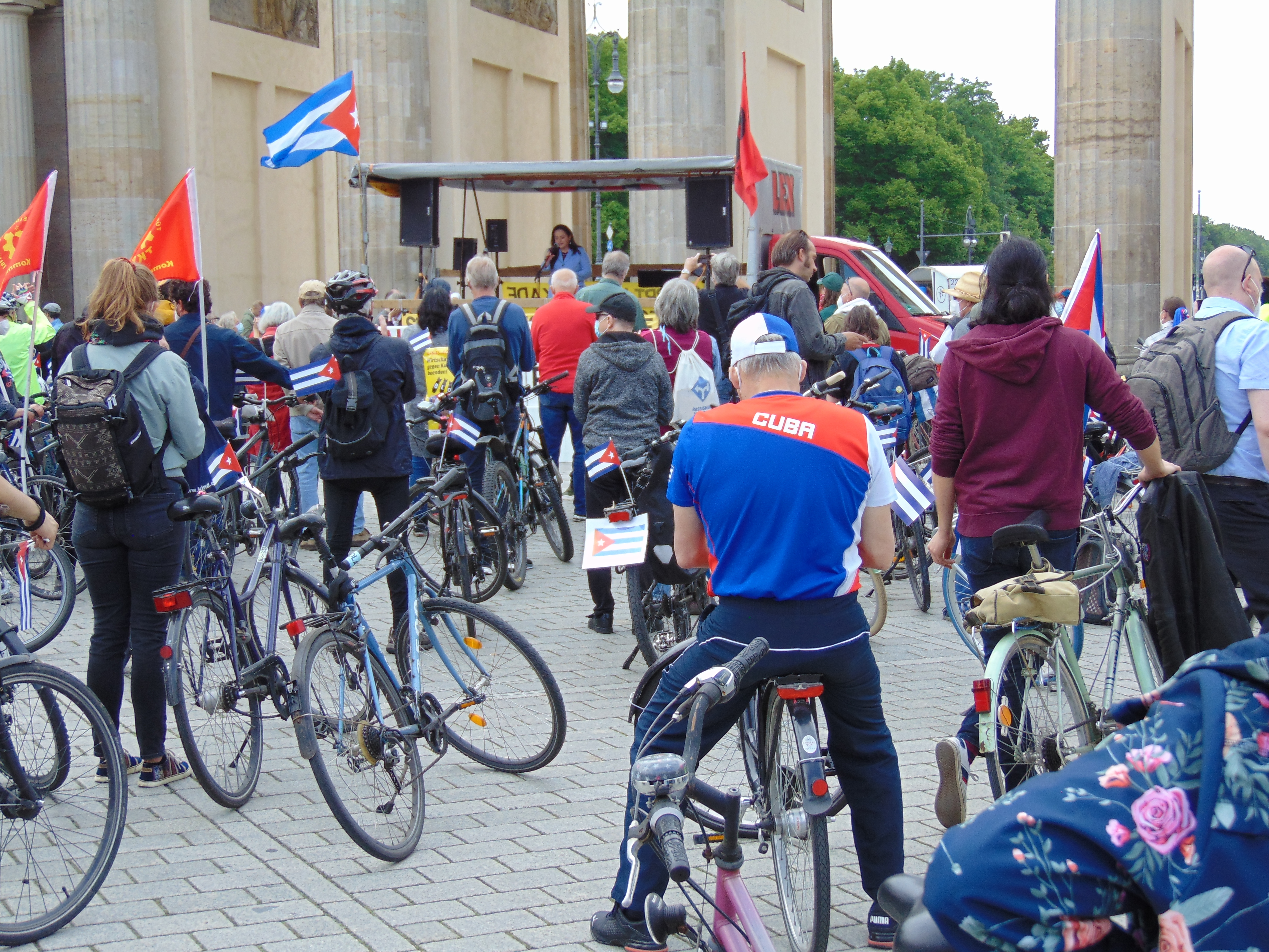 Unblockcuba-Fahrraddemo am Brandenburger Tor