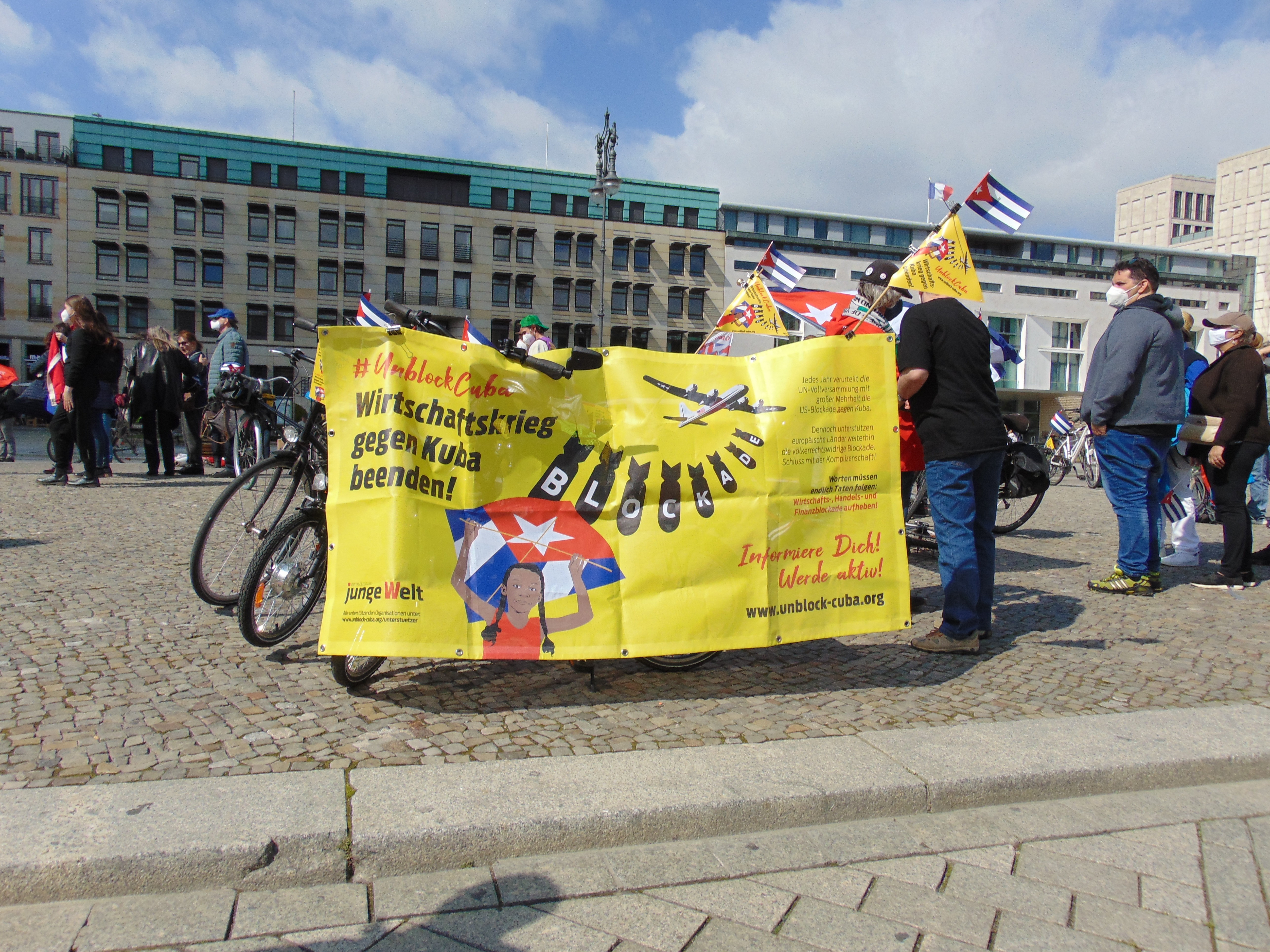 Unblockcuba-Fahrraddemo am Brandenburger Tor