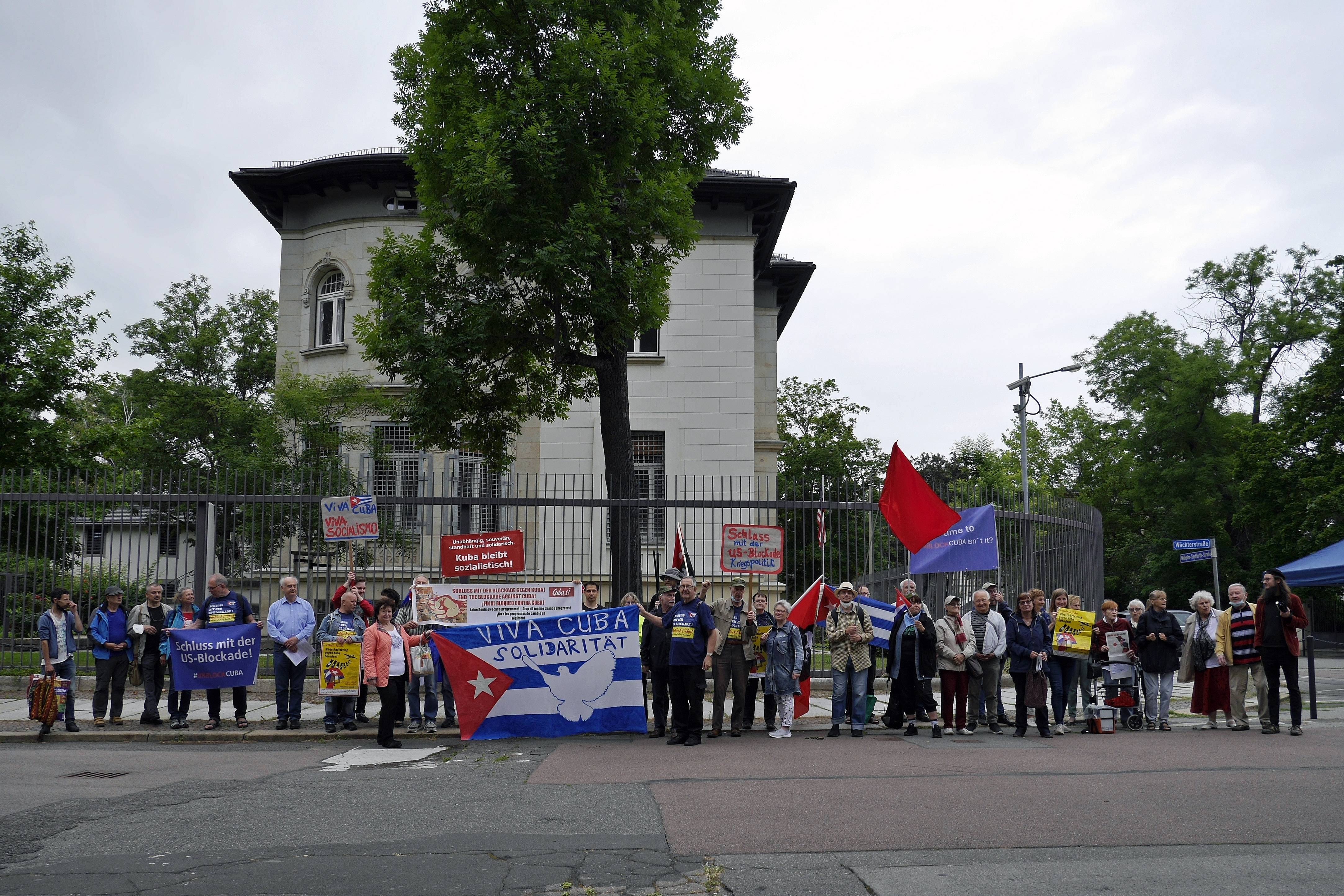 Protestaktion vor dem US-amerikanischen Konsulat in Leipzig