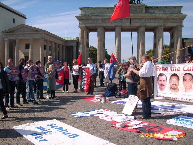 Mahnwache vor der US-Botschaft vor dem Brandenburger Tor in Berlin