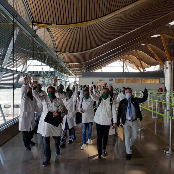 Kubanische Ärzte bei der Ankunft am Flughafen Madrid