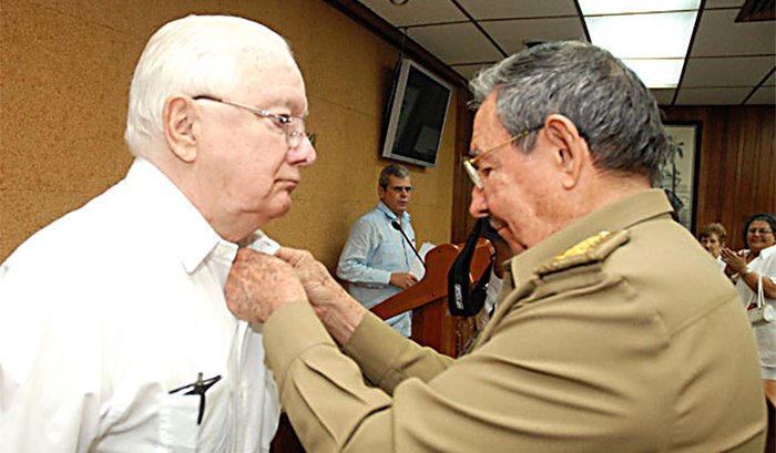 Armando Hart Dávalos erhält von Raúl Castro einen Orden