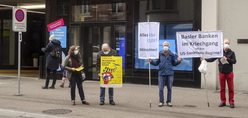 Aktivisten protestieren vor der Bank Cler