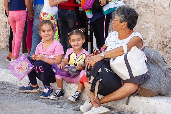 Kinder auf der Buchmesse in Havanna