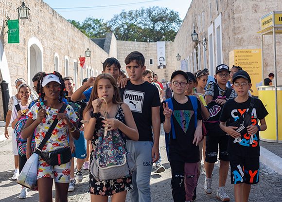 Kinder auf der Buchmesse in Havanna