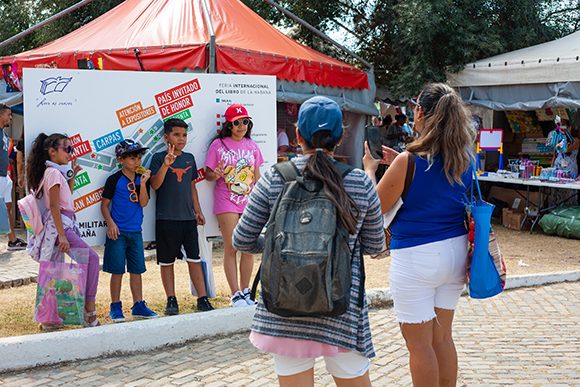 Kinder auf der Buchmesse in Havanna