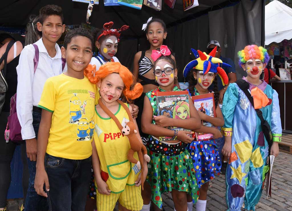 Kinder auf der Buchmesse in Havanna