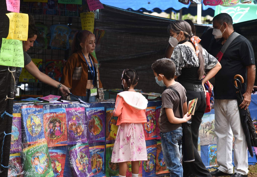 Kinder auf der Buchmesse in Havanna