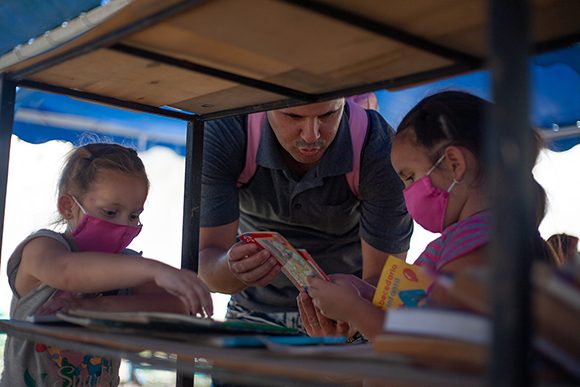 Kinder auf der Buchmesse in Havanna