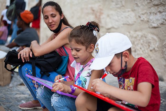 Kinder auf der Buchmesse in Havanna