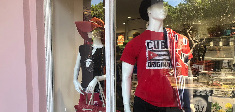 T-Shirts für 30 US-Dollar in einer Boutique im Zentrum von Havanna