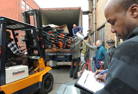 Cuba Sí beim Beladen eines Containers in Berlin-Weißensee