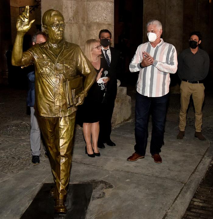 Einweihung der Bronzestatue Eusebio Leal