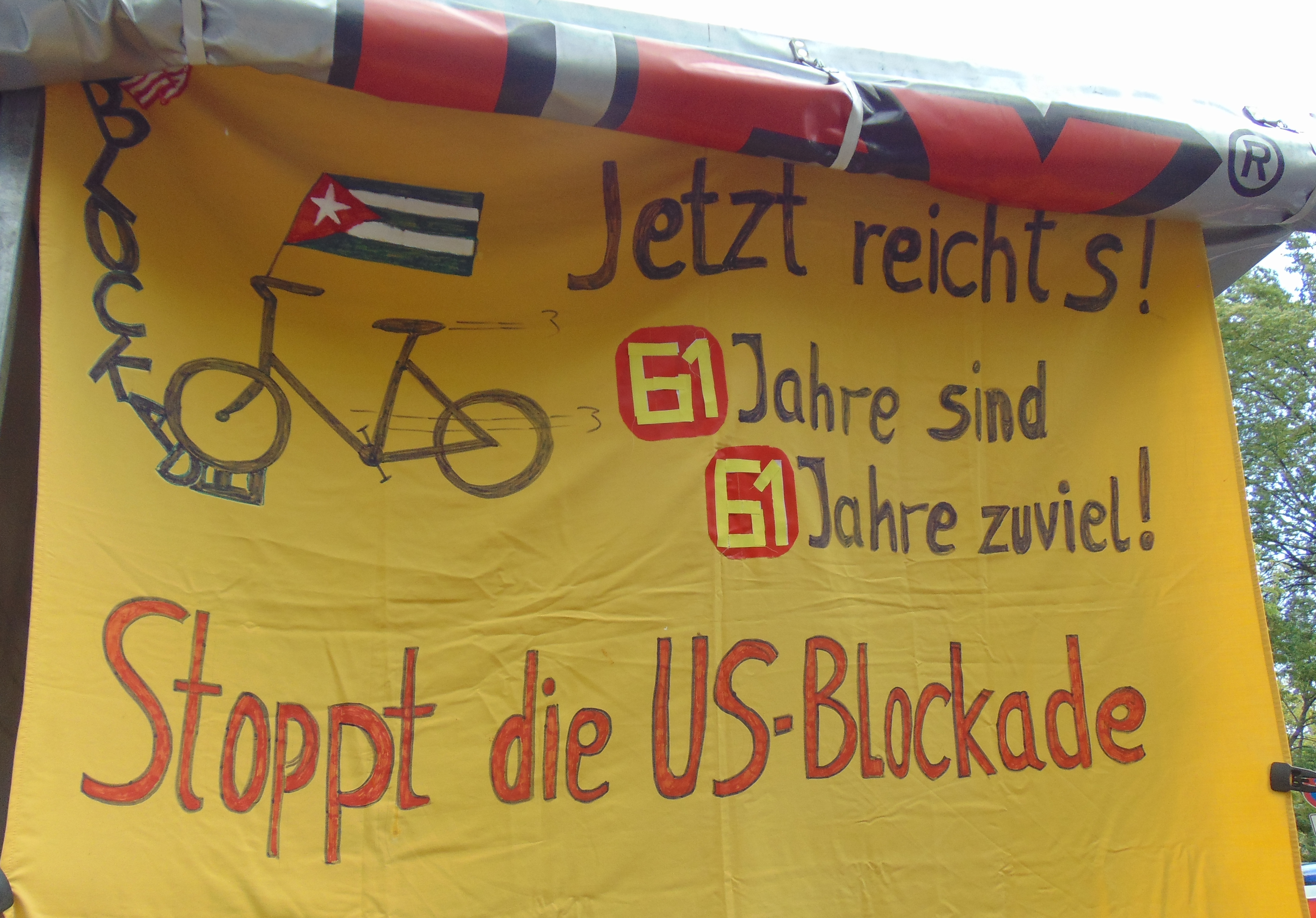 Transparent gegen die US-Blockade
