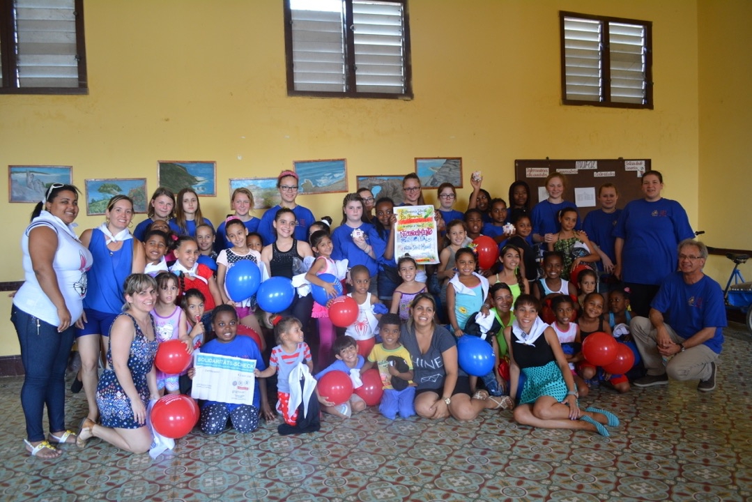 Gruppenfoto mit La Colmenita nach Spendenübergabe