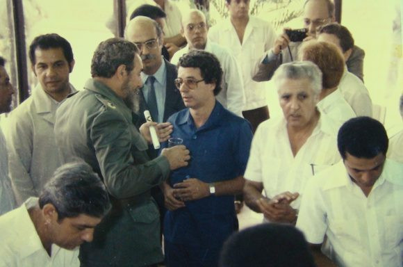 Fidel mit Frei Betto und einer Gruppe kubanischer Wissenschaftler