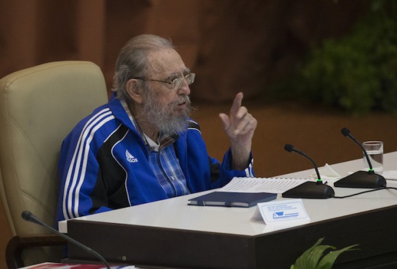 Fidel Castro auf dem 7. Parteitag der PCC