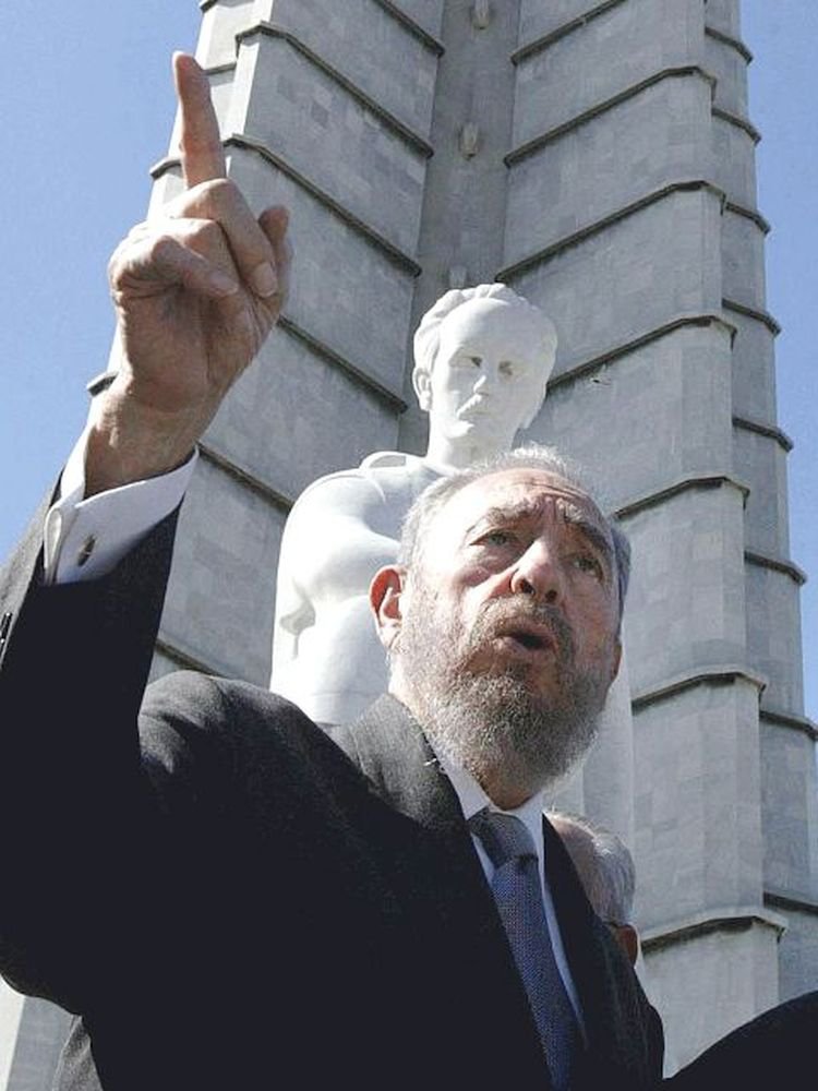 Fidel vor dem Denkmal für José Martí