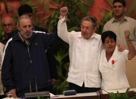 Fidel und Ra&uacute;l Castro auf dem VI. Parteitag der PCC im April 2011