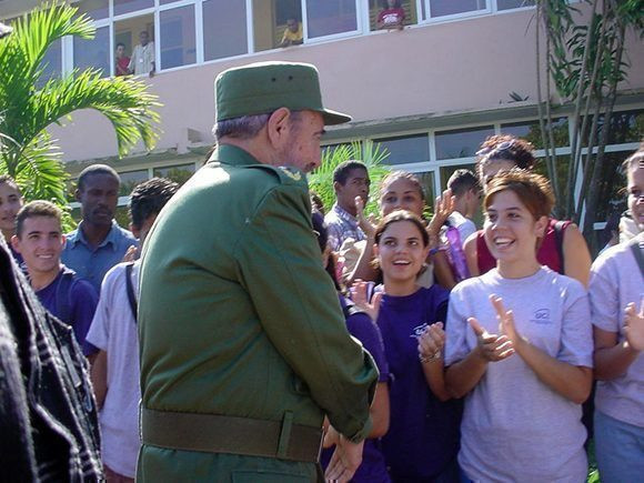 Fidel Castro Ruz besucht das Nationale Zentrum für Wissenschaftliche Forschung