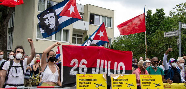 Demonstrierende zeigten die Fahne des Movimiento de 26 Julio