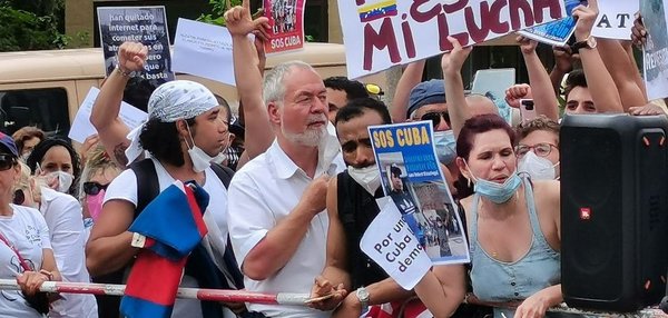 Markus Meckel vor der kubanischen Botschaft