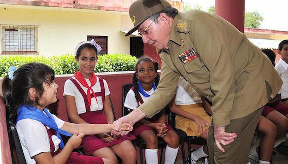 Raúl Castro begrüßt kleine "Wahlhelferinnen"