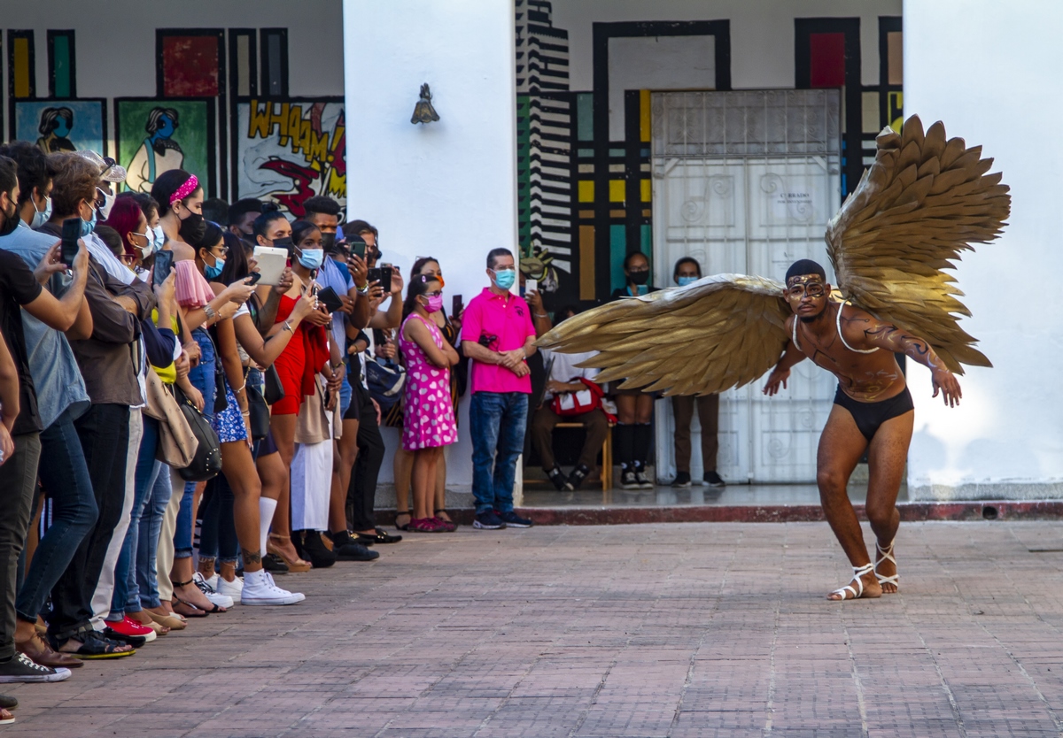 Performance Los ángeles de María C