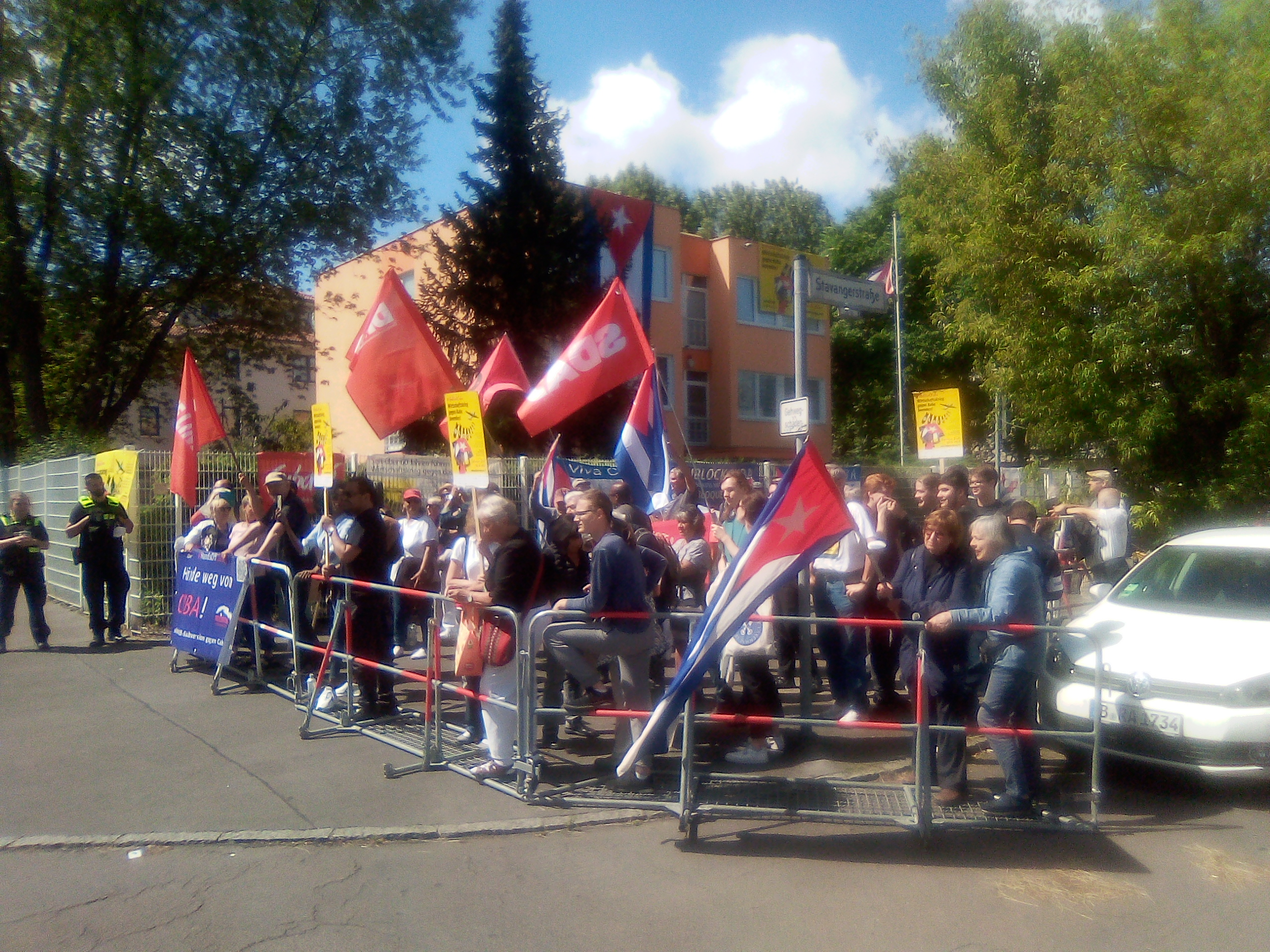 Solidarität mit Kuba vor der kubanischen Botschaft in Berlin