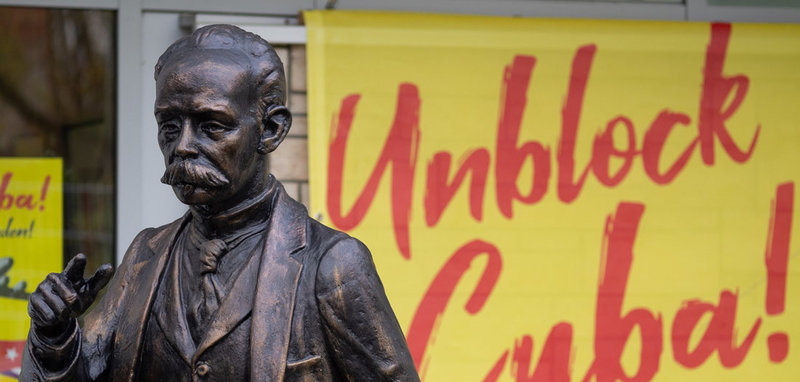 Vor der kubanischen Botschaft in Berlin