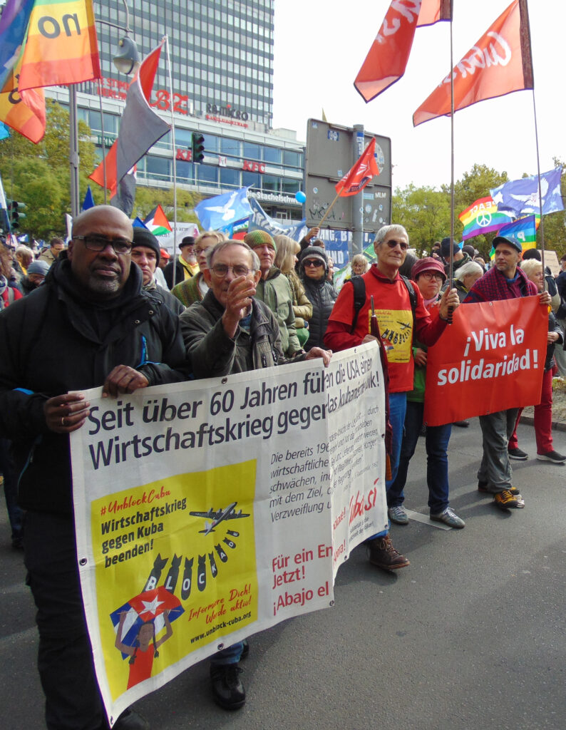 Kubasolidaritaet auf der Friedensdemonstration