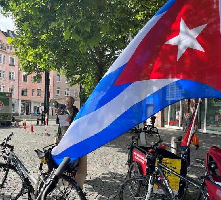 Fahrraddemo und Kundgebungen – Auftakt zur Kampagne #UnblockCuba 22 1 20220611 fahrraddemo redner