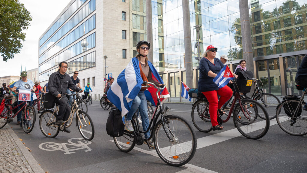 12.-19.9.26 Protestwache „No War on Cuba!“ vor der US-Botschaft am Brandenburger Tor 6 227229