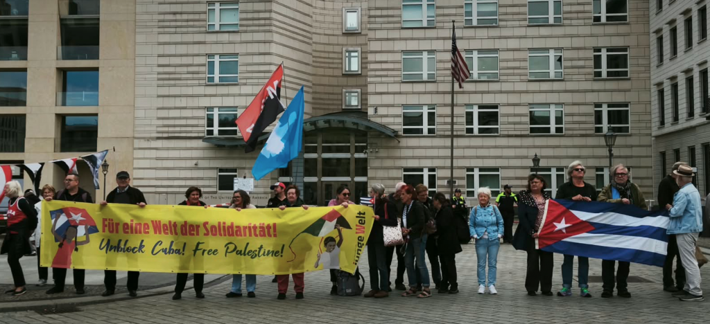 12.-19.9.26 Protestwache „No War on Cuba!“ vor der US-Botschaft am Brandenburger Tor